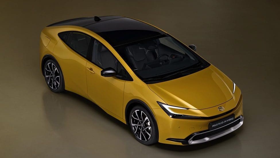 Nagy dobás a Toyotától, igen sportosra sikeredett az új Prius