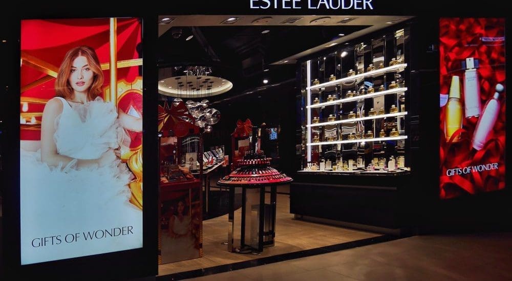 Megroppant az Estée Lauder? – Óriási veszteség és tömeges elbocsátások
