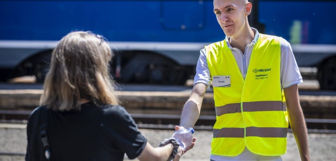 Vizet oszt a MÁV a pályaudvarokon