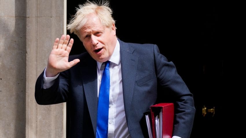 Pártelnökként leköszönt Boris Johnson, de őszig miniszterelnök marad