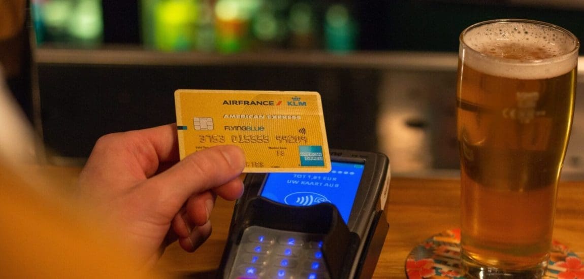 A külföldre utazó magyarok 83 százaléka bankkártyával fizet