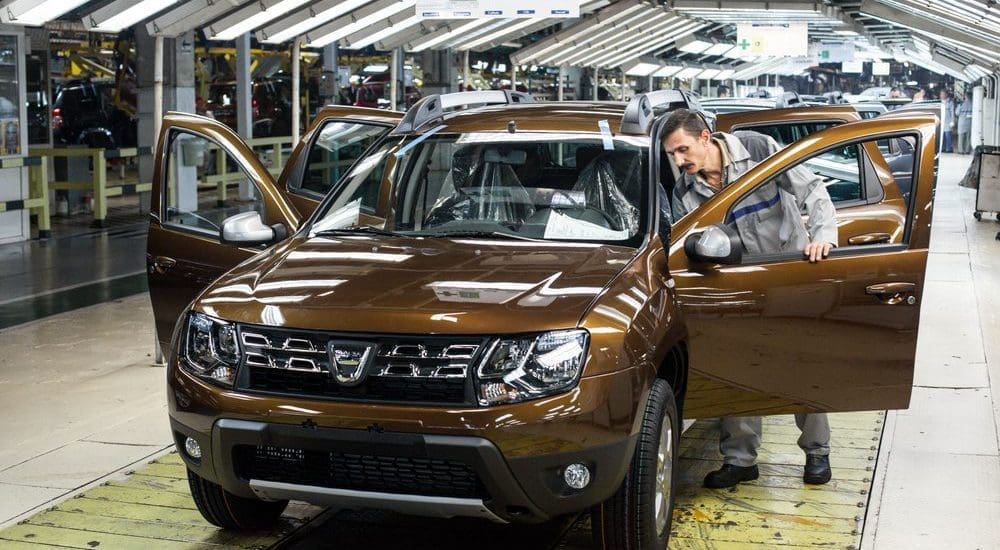 A Dacia újabb rekorddal robbantott – Már nyolcmillió autót gyártottak Romániában