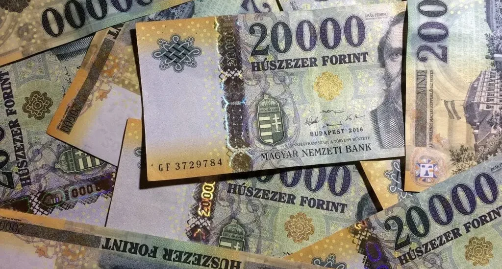 Devizapiac Április 13. – A forint brutálisan reagált a választásra, az eurót és dollárt leszúrta