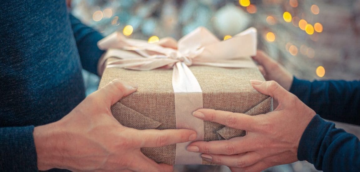 Magyar Posta: a karácsonyra szánt csomagokat december 20-ig adják postára