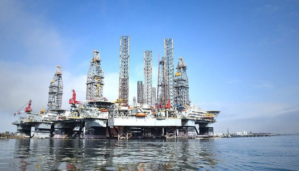 Újabb lépés az olajháborúban – Júliusban is emeli a kitermelést az OPEC+
