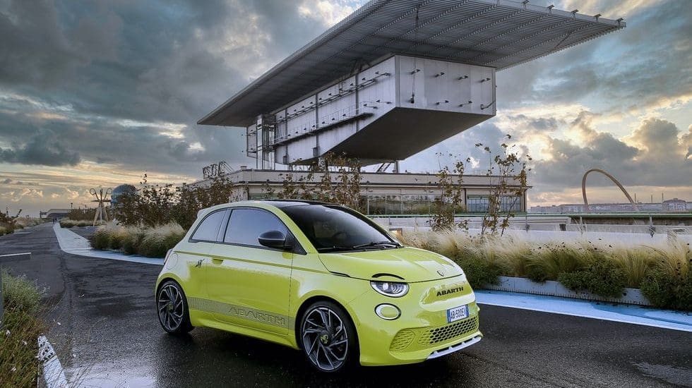 Újít a Stellantis-csoport – itt az első elektromos Abarth