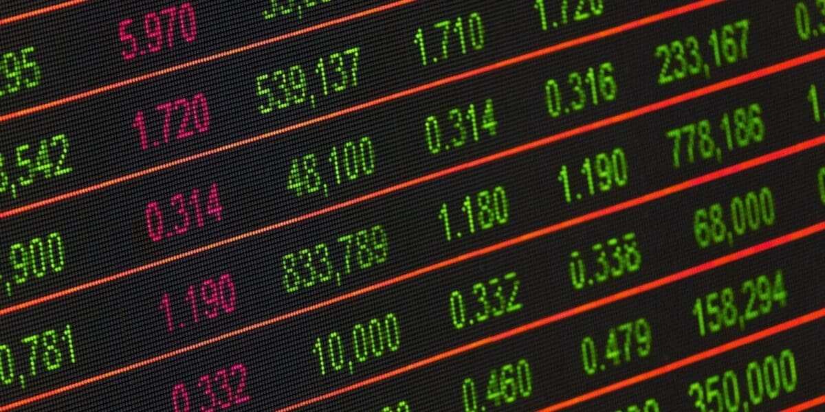 Jelentős emelkedés a tőzsdéken – mire figyeljünk ma?