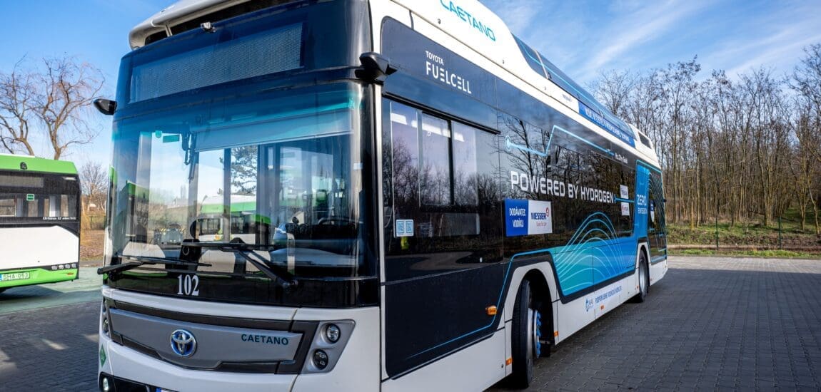 Hidrogén- és dízel buszokkal zöldül a MÁV flottája