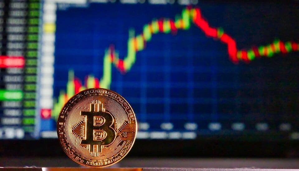 Trump újabb bombát dobott és a kriptopiac felrobbant – A Bitcoin 93 ezer felett, brutális emelkedés a piacon