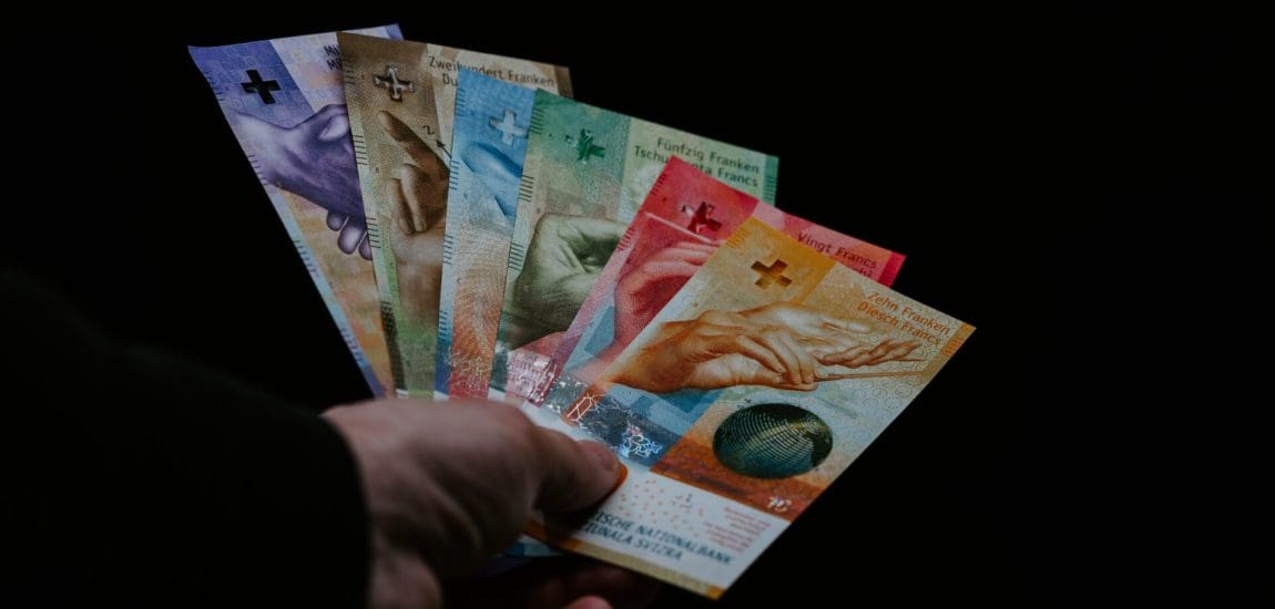 Helyben toporog a forint, száguld a svájci frank