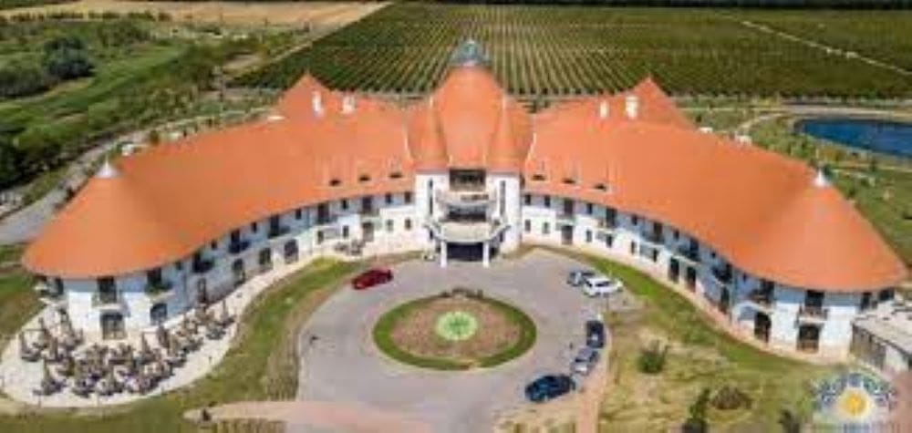 Átadták a négycsillagos Hungarikum Hotelt Lakiteleken