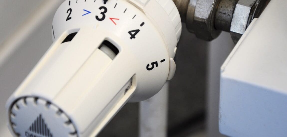 Modern termosztát az otthoni hűtés-fűtés hatékonyságának növeléséhez