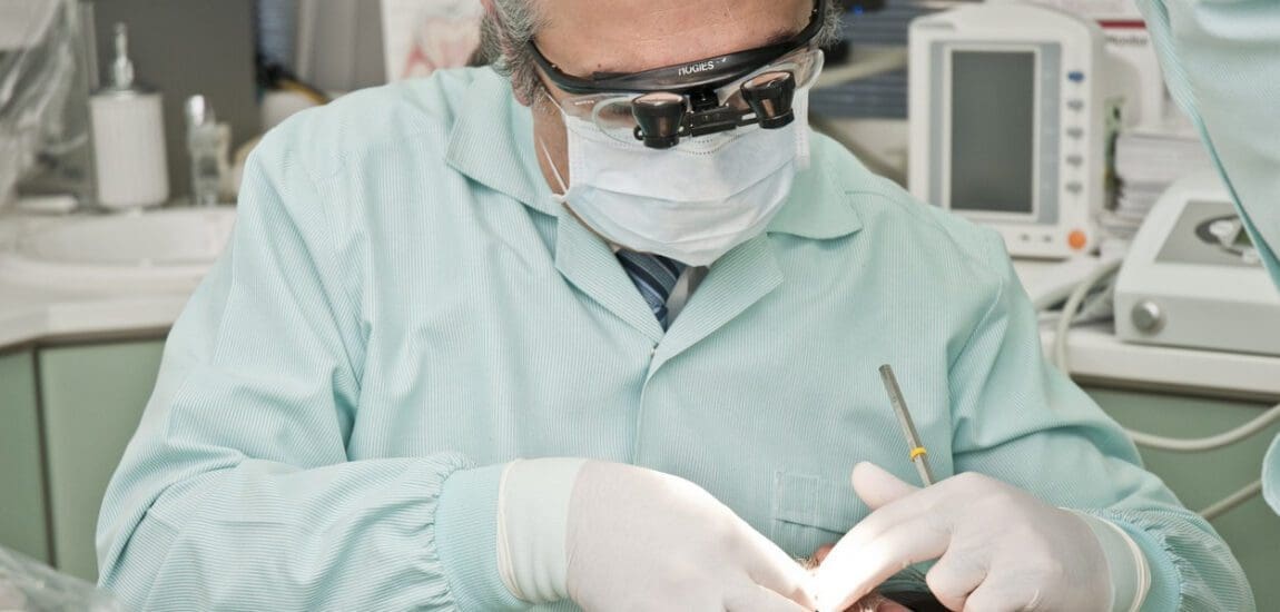 Mi befolyásolja a fog implantátum árát?
