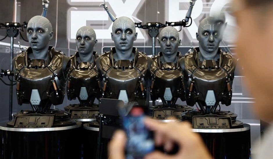 Humanoid robotok köszönnek rád Pekingben – Emberarcúak és érzelmesek