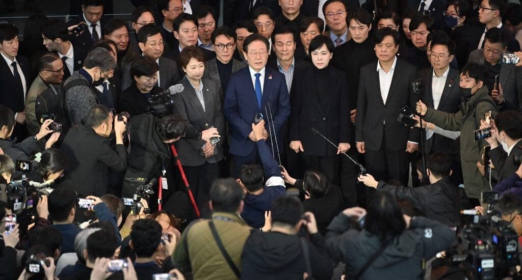 Hadiállpotot hirdettek Dél-koreában – Tüntetnek a parlament előtt