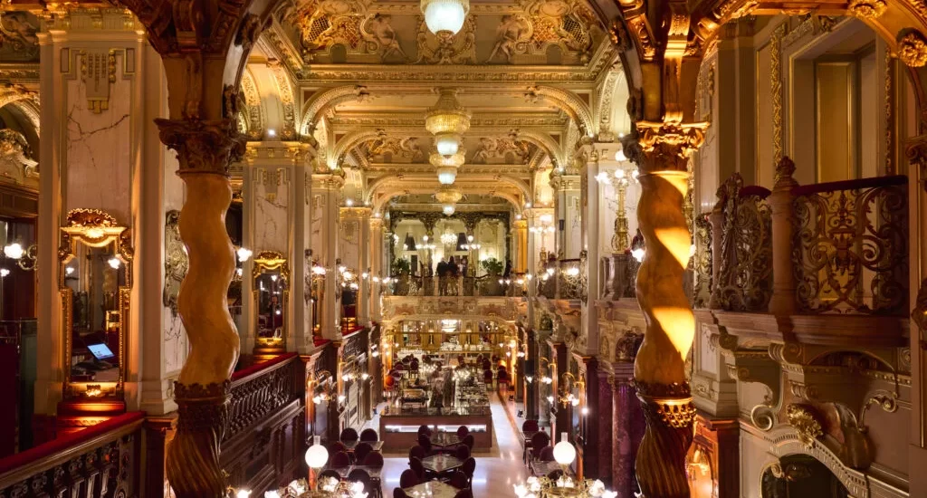 Éjjel-nappal New York Café – Különleges torta és éjszakai hangulat várja a vendégeket