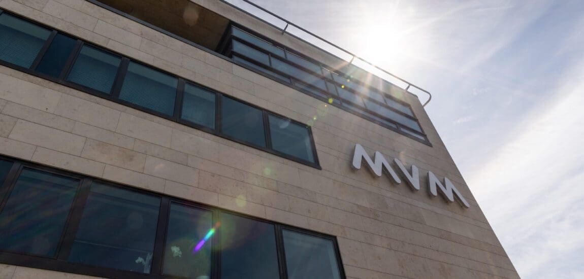 Júliustól indítja a digitális átállást az MVM – Csak e-számlát kapnak a vállalkozások