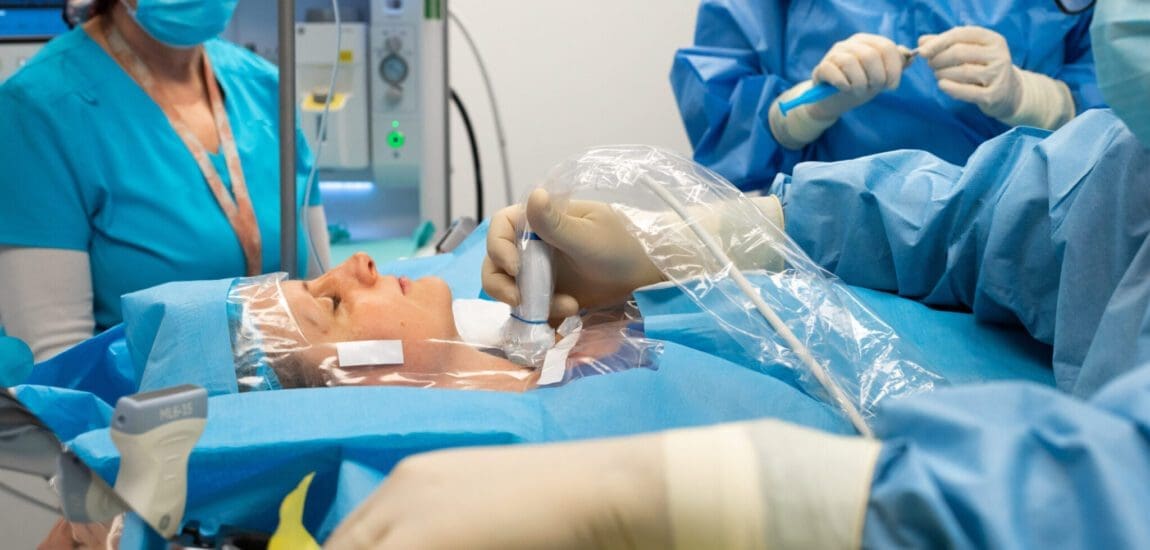 Pajzsmirigyrák kezelése műtét nélkül? – Nincs vágás és mellékhatások nélkül gyógyulhatnak a betegek