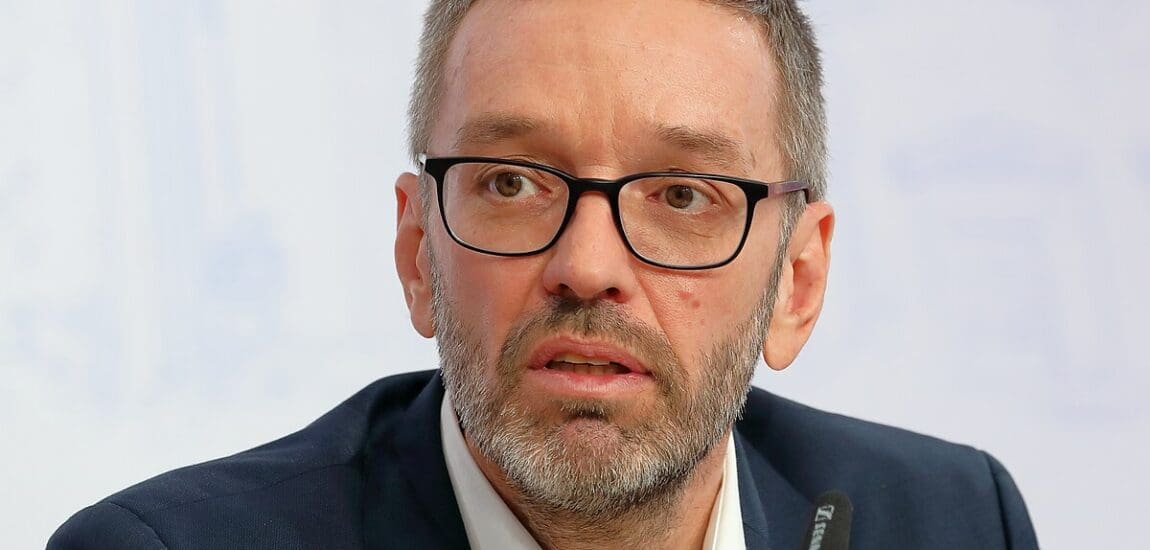 A hataloméhes sógor és a Rózsaszín Párduc esete – „Nácik ki” a táblákon