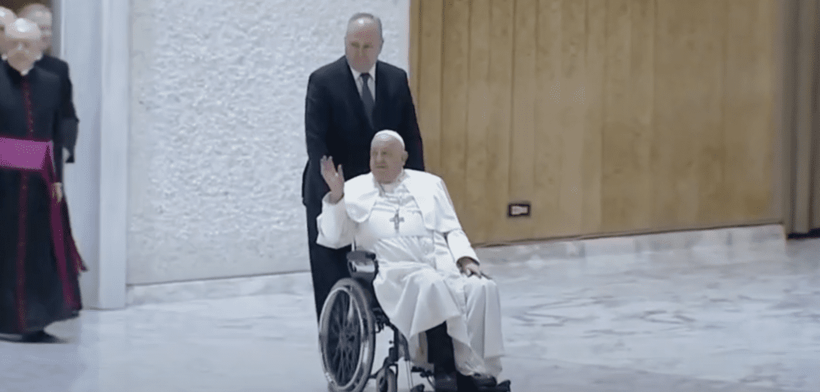 Továbbra is kritikus Ferenc pápa állapota – Mit mondanak az orvosok?