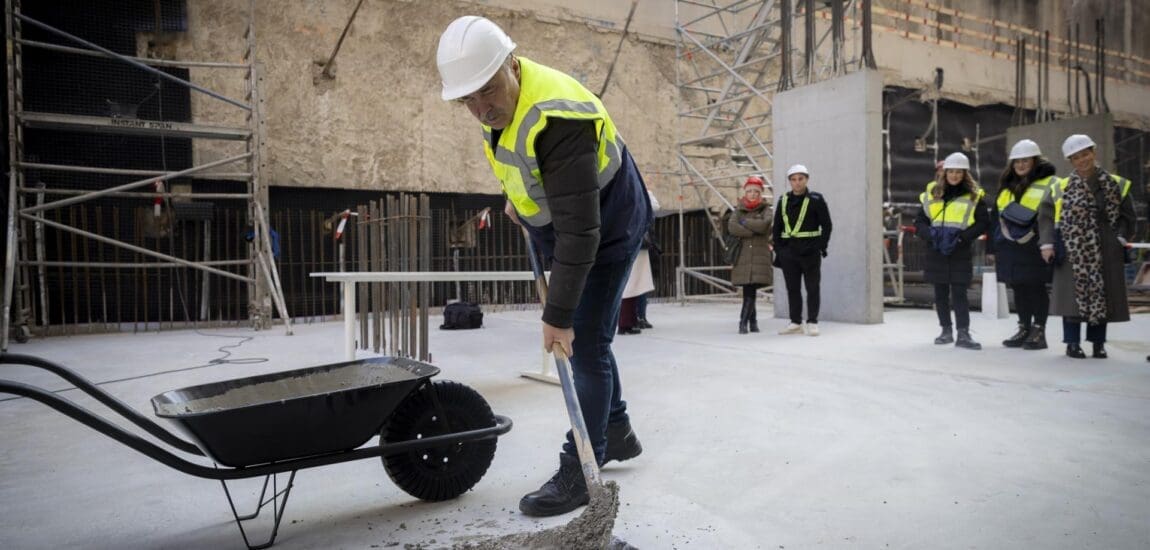 Időkapszulát rejtettek a Kossuth téri építkezésén – Üzenet a jövőnek