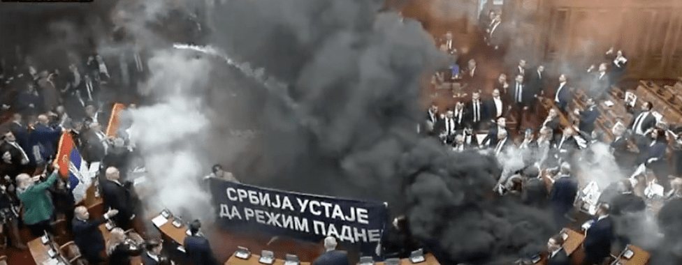 Füstbombák és káosz a szerb parlamentben – Agyvérzést kapott egy képviselő