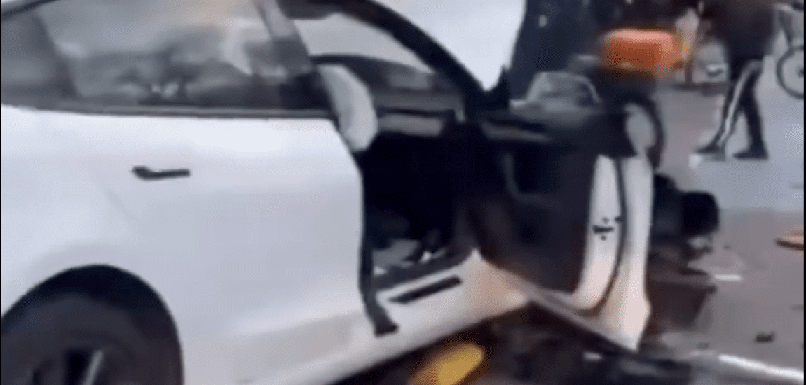 Katsztrofális baleset Londonban – Egy Tesla a járdán gyalogosokat sodort el. Sokkoló felvétel a baleset után