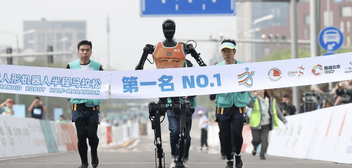 Versenyben az emberrel? – Robotok is rajthoz álltak a pekingi félmaratonon