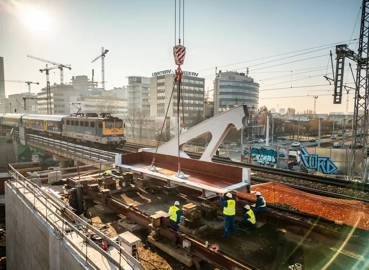 Budapest új trükkje – Tolópályán érkezik az új vasúti híd a Szerémi út felett