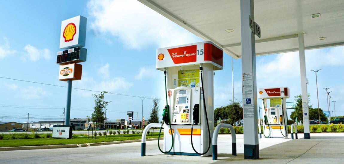 Fillérekért tankolni? – Brutális a benzin ára a világban. Van ahol 9 forint egy liter. Itt a toplista