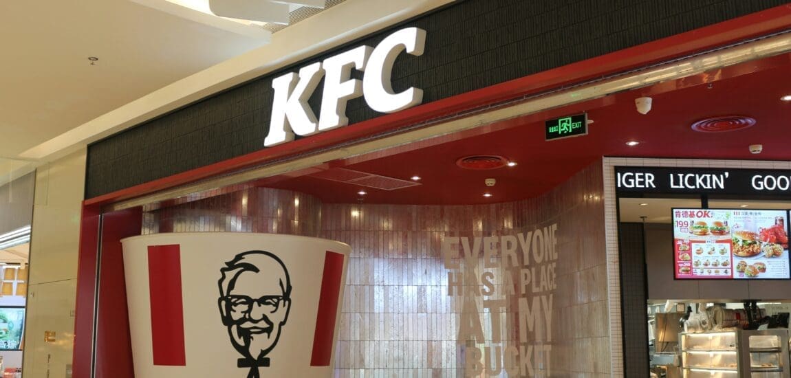 Hétezer új munkahely a KFC-nél – Brutálisan terjeszkedik a csirkeóriás