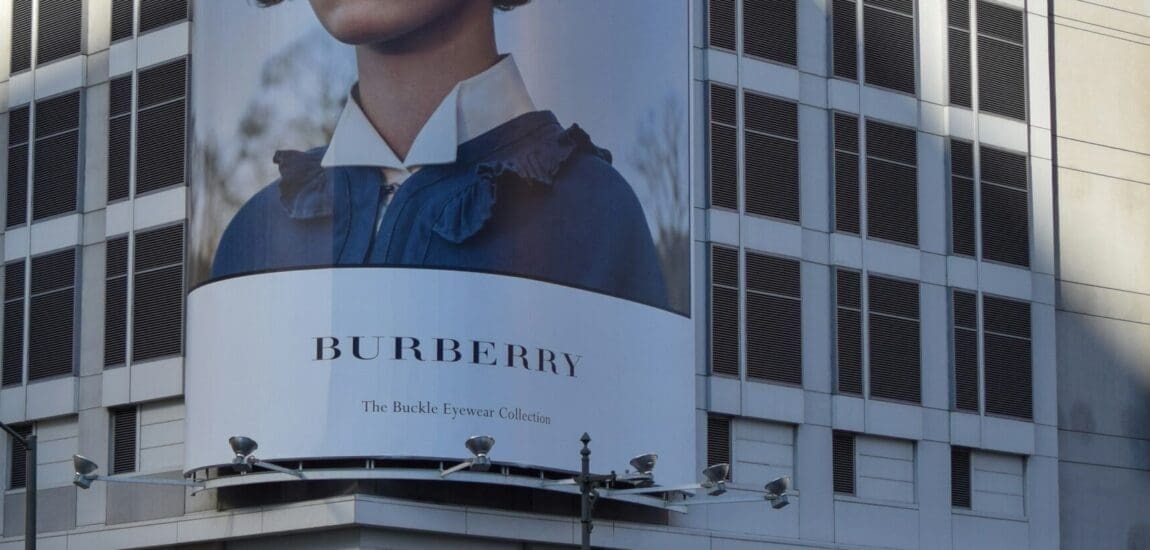 Válságban a Burberry – Elbocsátások, veszteség és újratervezés a luxusmárkánál