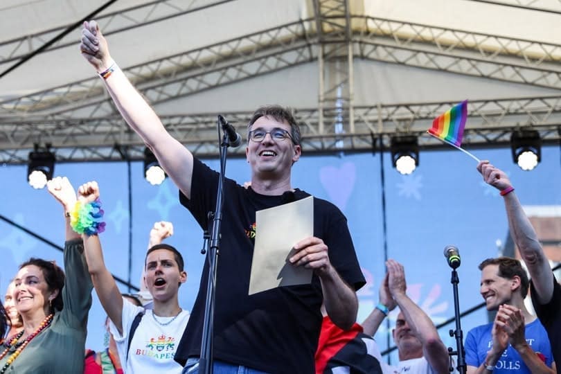 Kétszázezres tömeg vonult a Budapest Pride-on- Külföldi lapok a Büszkeség napjáról