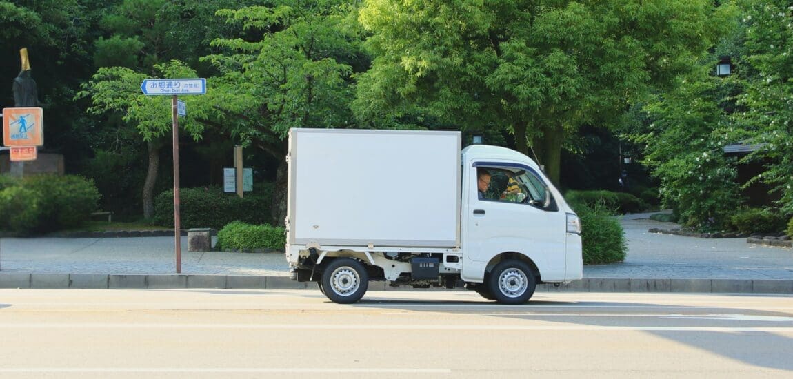 Jön a büntetés az autógyártóknak? – Túl kevés az elektromos teherautó Európában