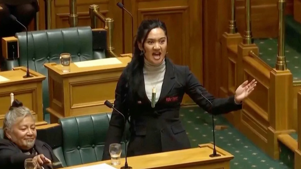 Haka tánc a parlamentben – Kiöltött nyelv, fenyegető tekintet, kitiltás (videóval)