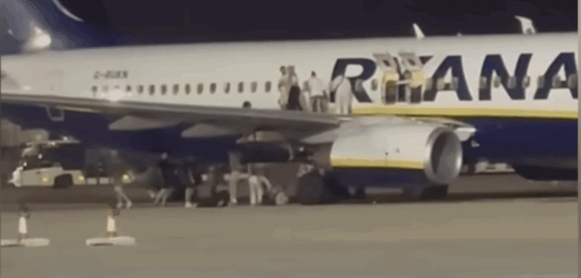 Mi történt a Ryanair-járaton? – Pánik tört ki, az utasok a gép szárnyán át menekültek