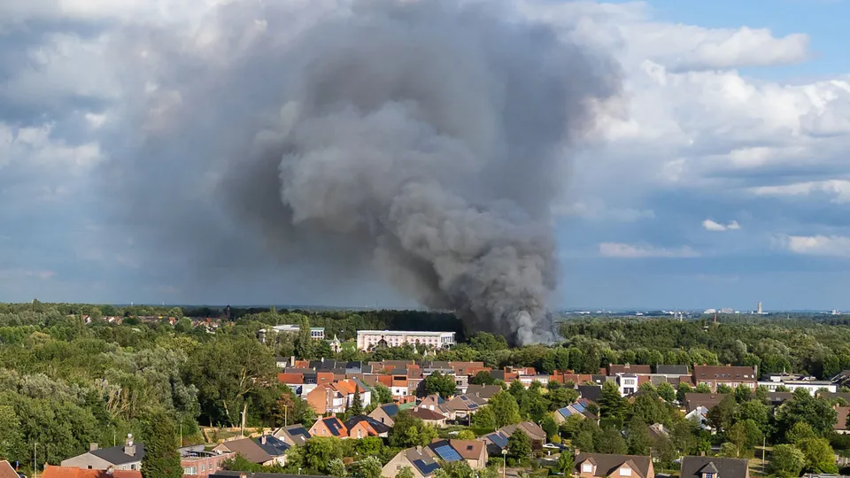 Súlyos tűz ütött ki a fesztivál terüléten – Fekete füst gomolyog