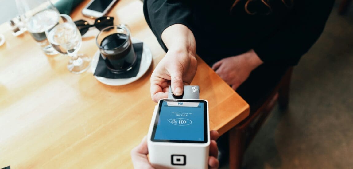 Bankkártya, QR-kód, qvik – A készpénz háttérbe szorul Magyarországon