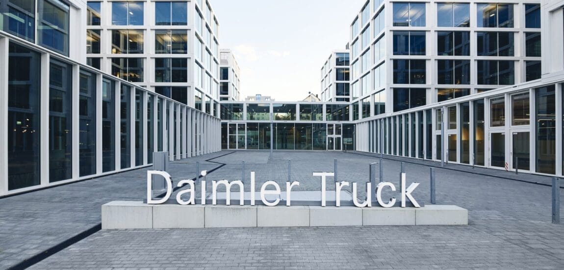 Drasztikus lépést jelentett be a Daimler Truck – Ötezer munkahelyet szüntet meg Németországban