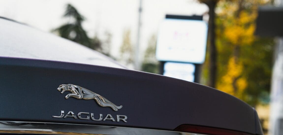 Trump vámjai megtették a hatásukat – Több száz vezetőt rúghat ki a Jaguar Land Rover
