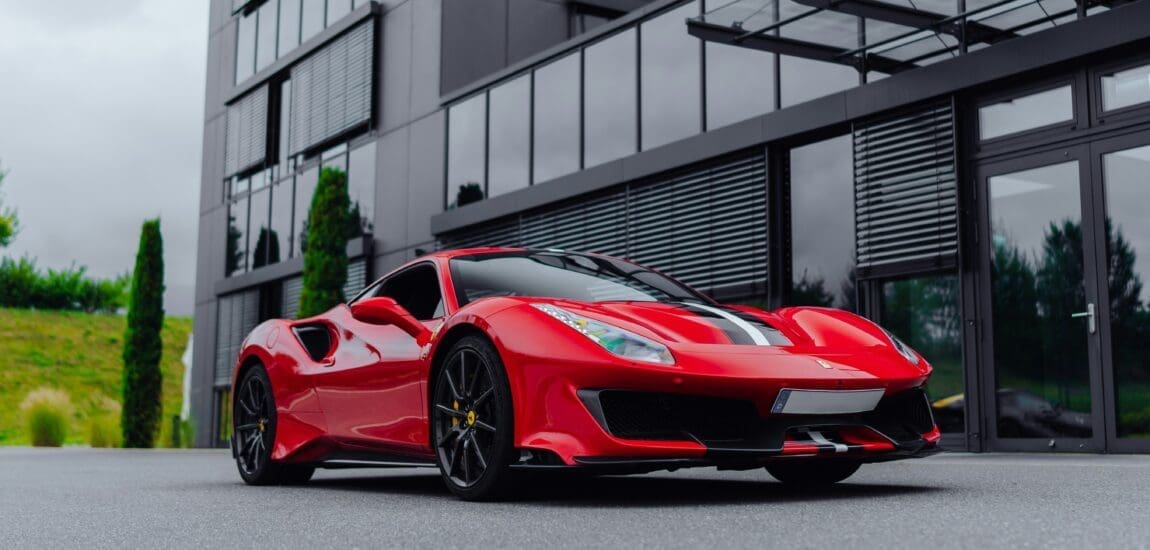 Százmilliós sikkasztás a Ferrari-szalonban – menekülnek a vezetők, nyomoz az ügyészség