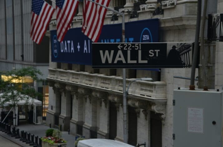 Amerikai tőzsde Április 17. – Bezöldült a kontinens, az olaj 90 dollárra zuhant a Hormuzi-szoros megnyitásának a hírére