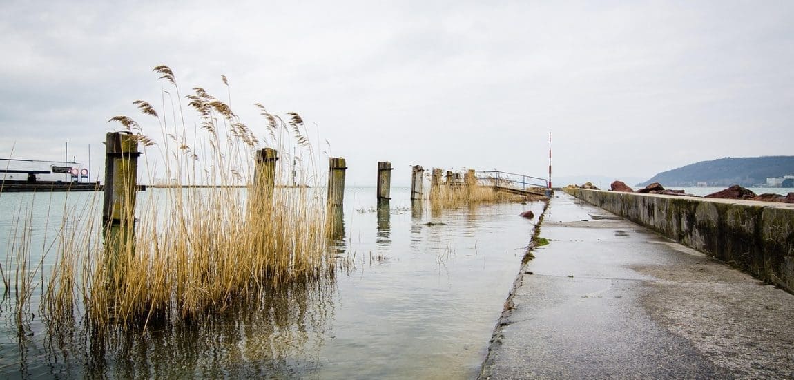 Szennyvíz került a Balatonba – Nem rendeltek el fürdési tilalmat