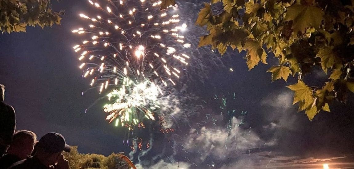 Augusztus 20. – Felvonták a nemzeti lobogót az Országház előtt