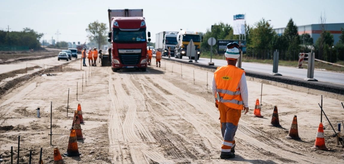 Új közlekedési beruházás indul Szegeden – Bővül az 5-ös főút, új körforgalom és kerékpárút is épül