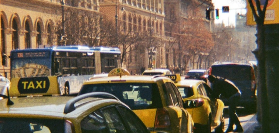 Újra utcára vonulnak a taxisok – szeptember 24-én tüntetés a fővárosban a rendeletmódosítás ellen