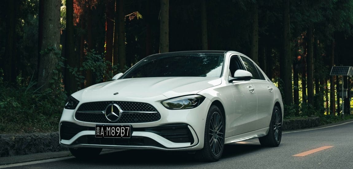 Bajban a Mercedes? – Több mint 17 ezer autót hívnak vissza veszélyes kormányműhiba miatt