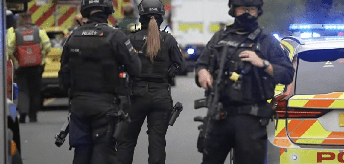 Autóval gázolt, majd késsel támadt – Két halott, több sérült a manchesteri zsinagógánál történt terrortámadásban