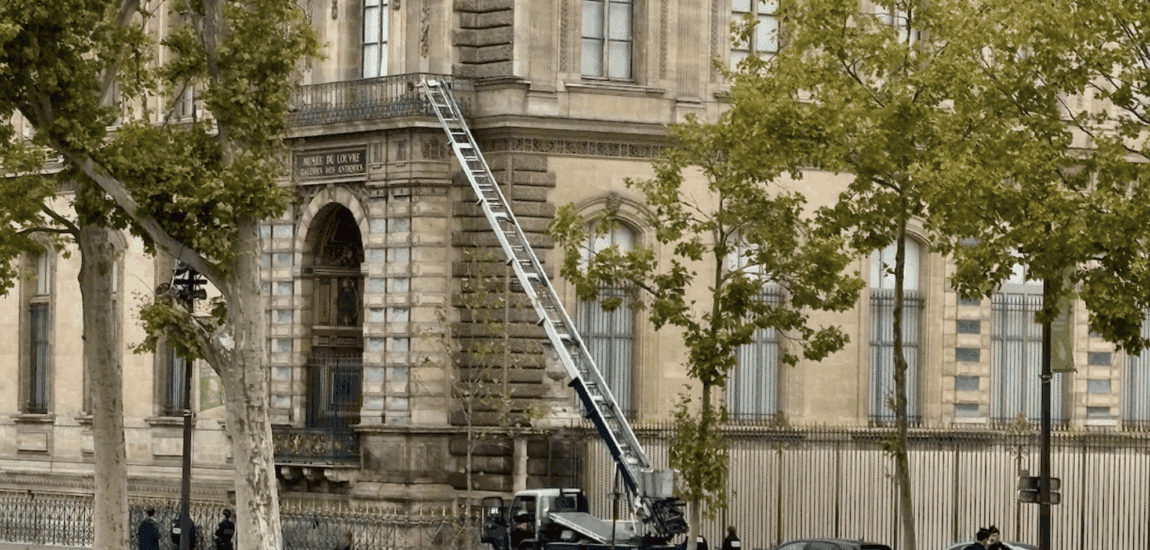 Letartóztattak két embert – A párizsi Louvre ékszereinek ellopásával gyanúsítják őket