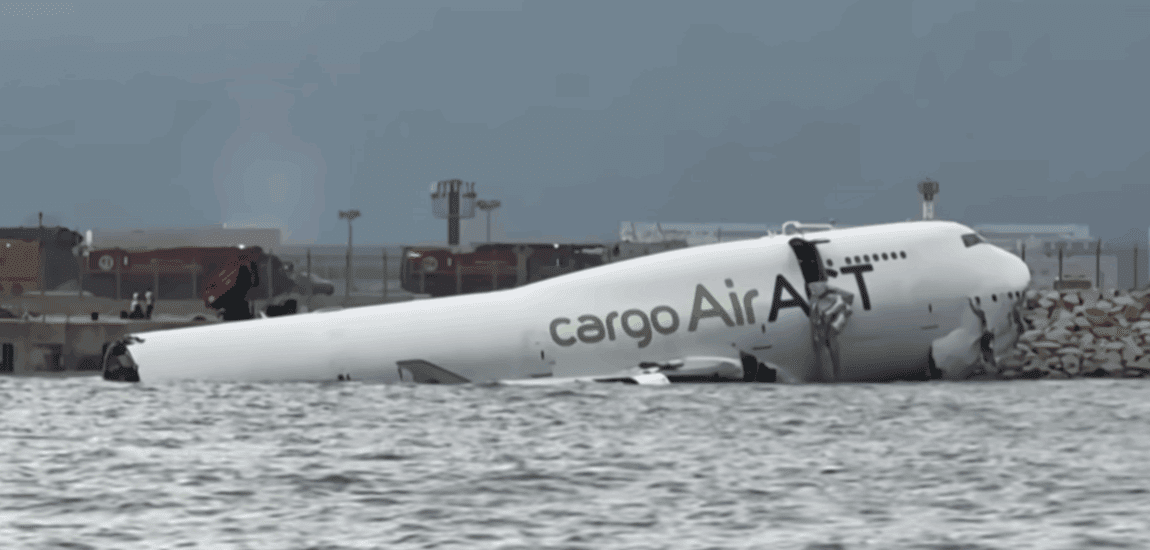 Újabb Boeing-baleset – Autóval ütközött a repülőgép, ketten meghaltak